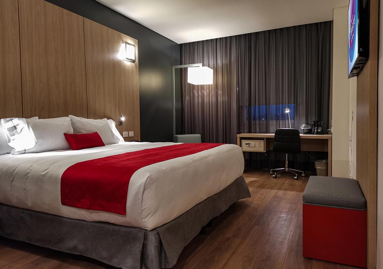 Ramada Encore By Wyndham Guadalajara Aeropuerto Las Pintas Kültér fotó